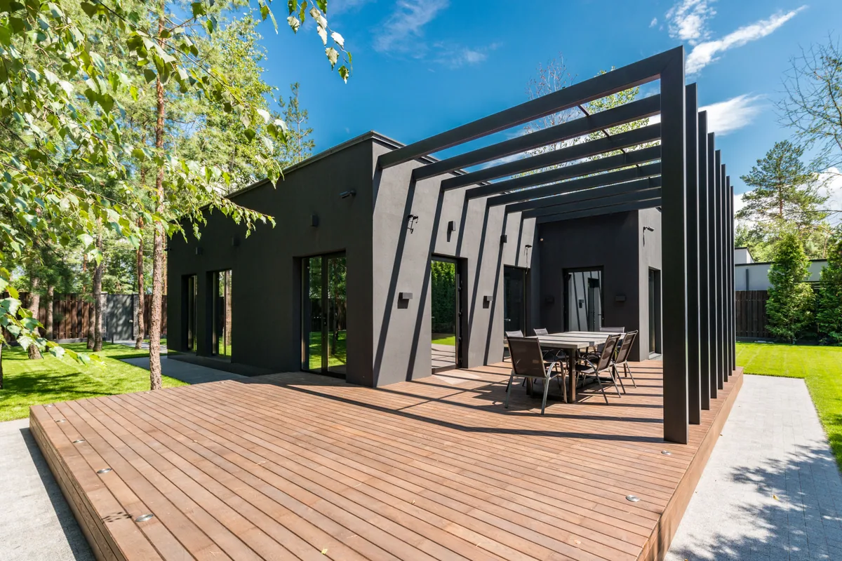 Timber deck and fence cleaned at wood-safe pressure in Jacksonville, Florida